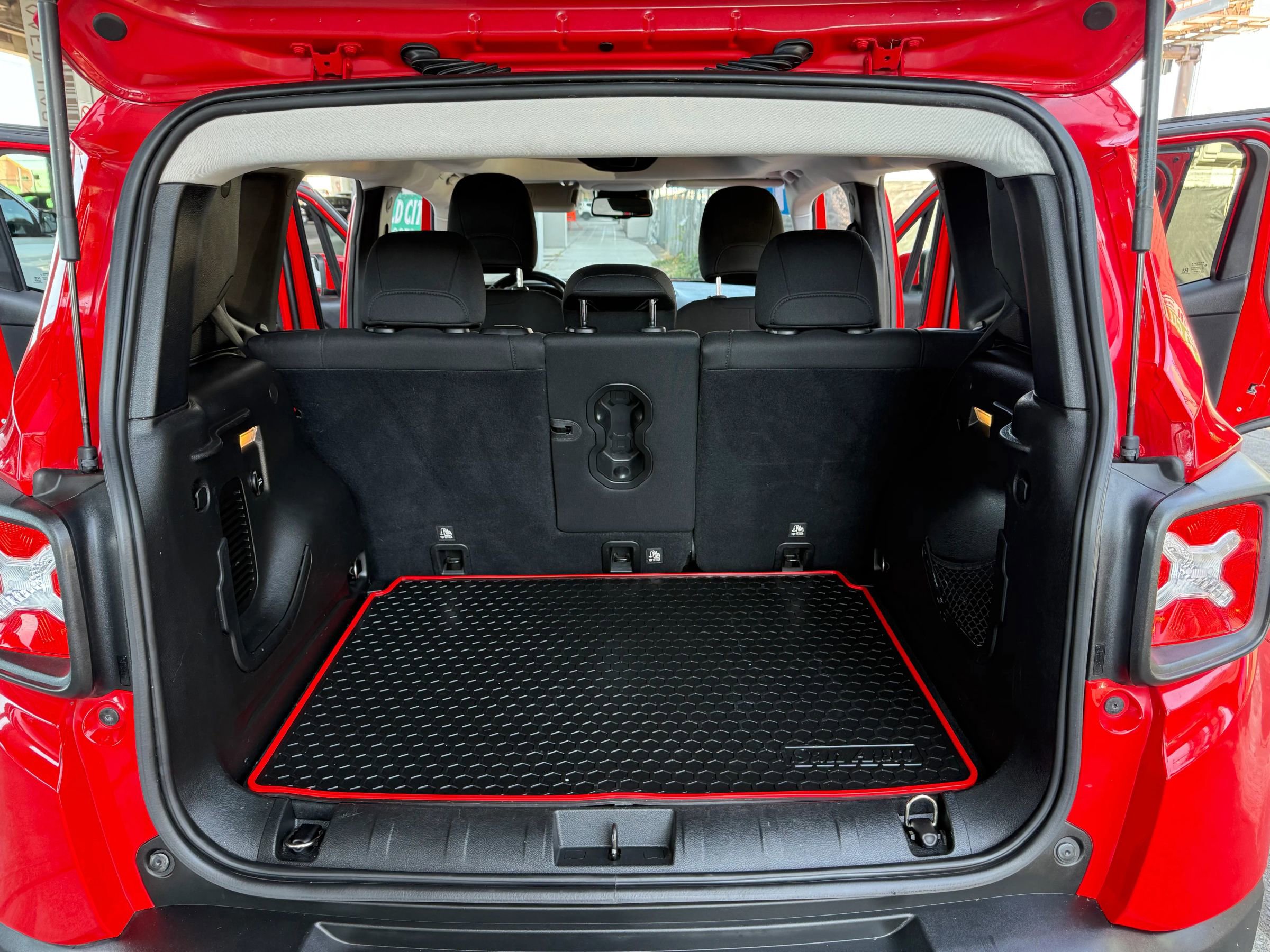 Used 2016 Jeep Renegade Latitude w/ Popular Equipment Group image 18