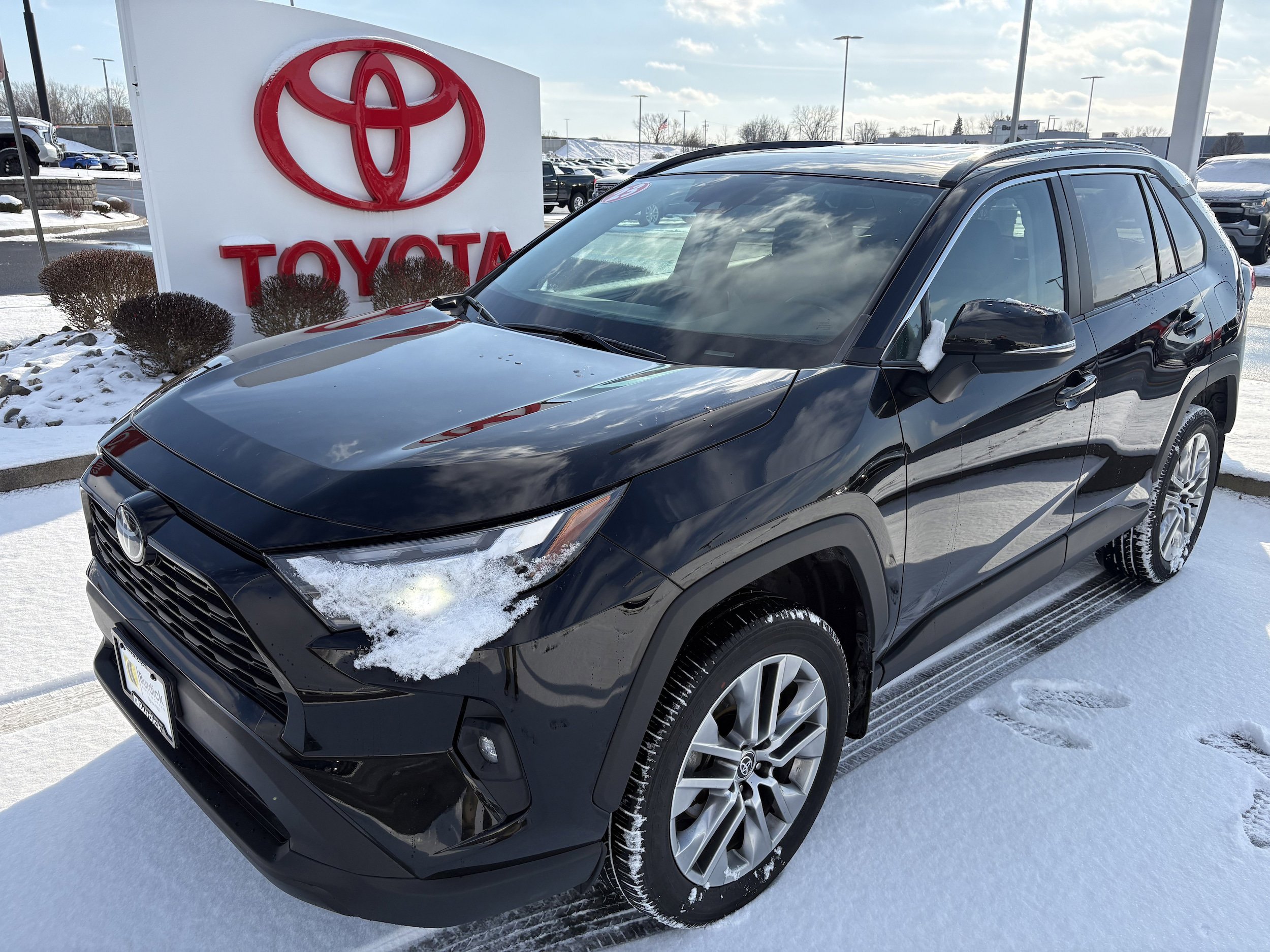 Used 2023 Toyota RAV4 XLE Premium image 10