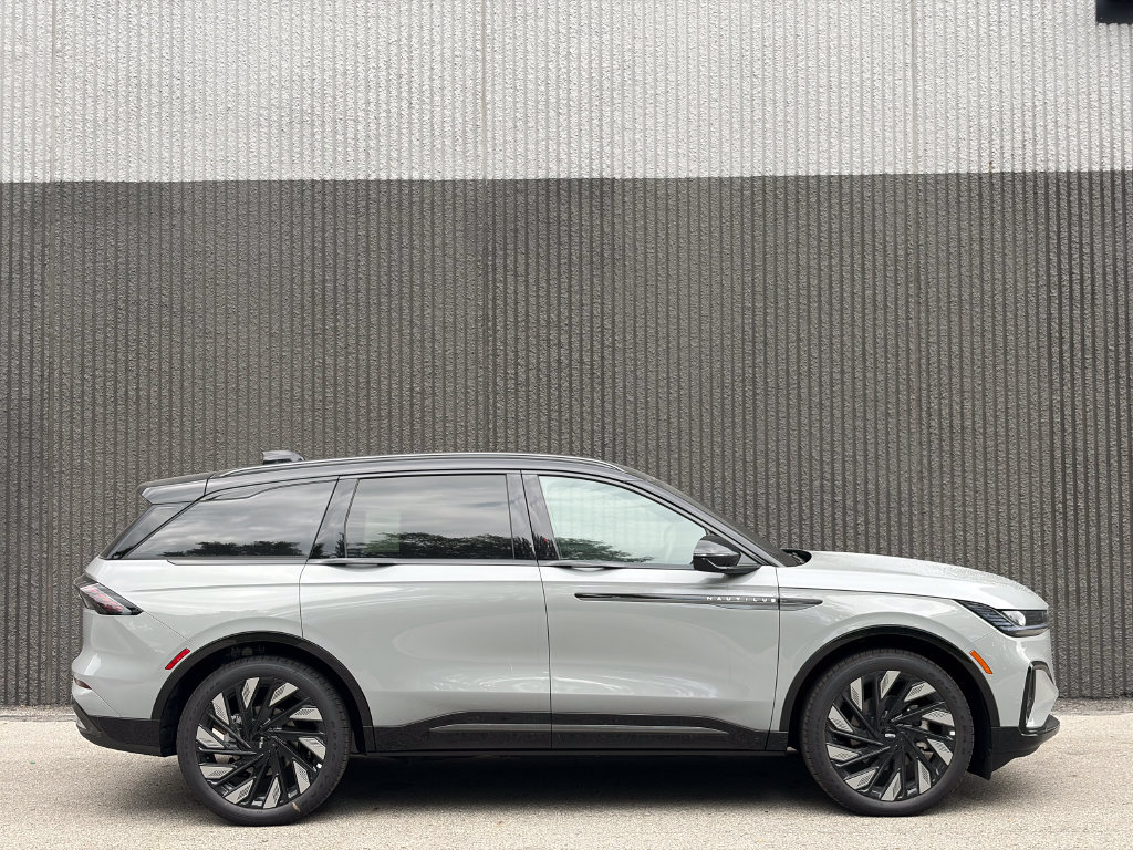 New 2026 Lincoln Nautilus Reserve w/ Jet Appearance Package AWD/4WD image 8