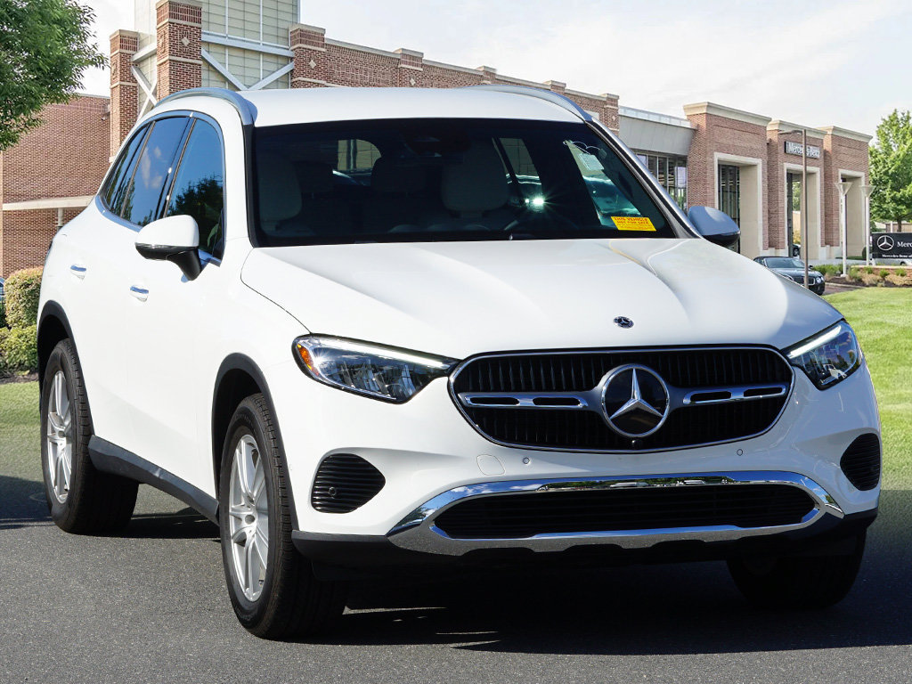 Used 2025 Mercedes-Benz GLC 300 4MATIC image 3