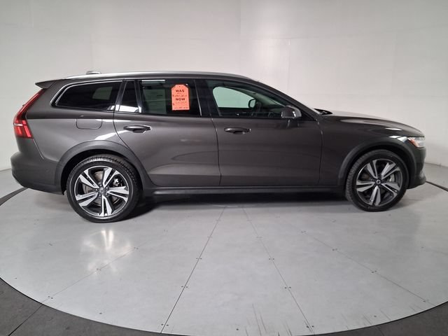 Used 2025 Volvo V60 B5 Cross Country Plus AWD/4WD image 3