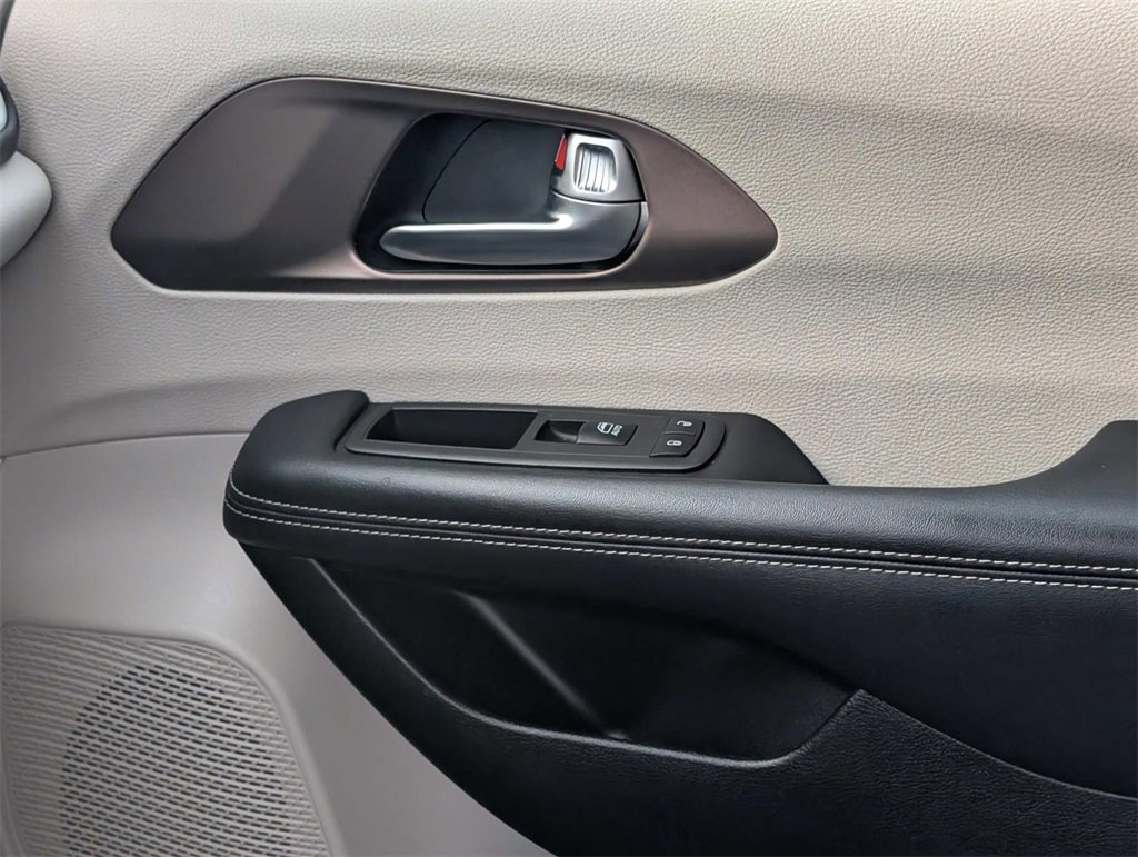 Used 2023 Chrysler Voyager LX image 39