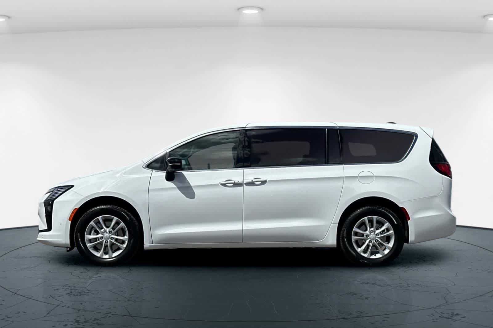 New 2027 Chrysler Pacifica Select w/ Family Tech Group AWD/4WD image 9