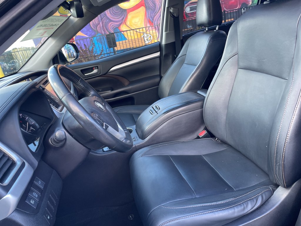 Used 2017 Toyota Highlander XLE AWD/4WD image 9