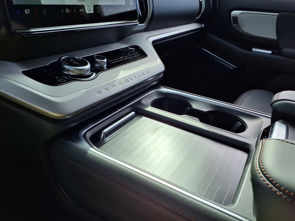 New 2025 Ford Expedition Active image 21