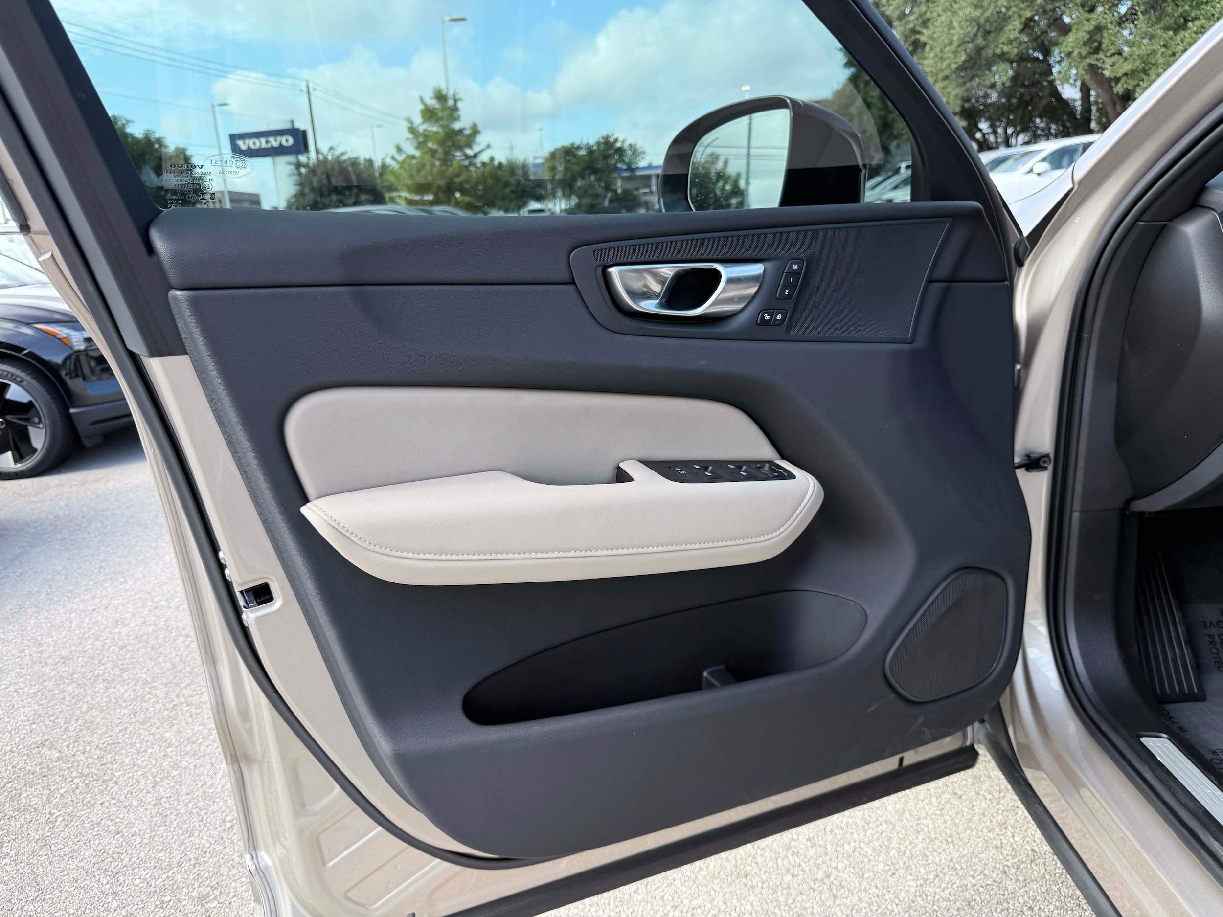 New 2026 Volvo XC60 T8 Plus w/ Protection Package Premier AWD/4WD image 11