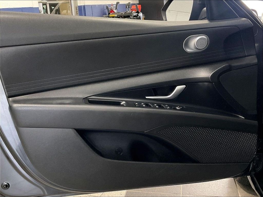 Used 2023 Hyundai Elantra SEL FWD image 9