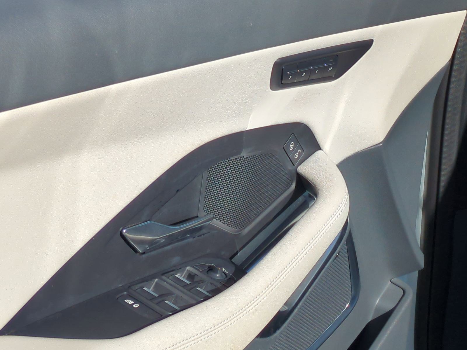 Used 2020 Jaguar E-PACE SE image 15