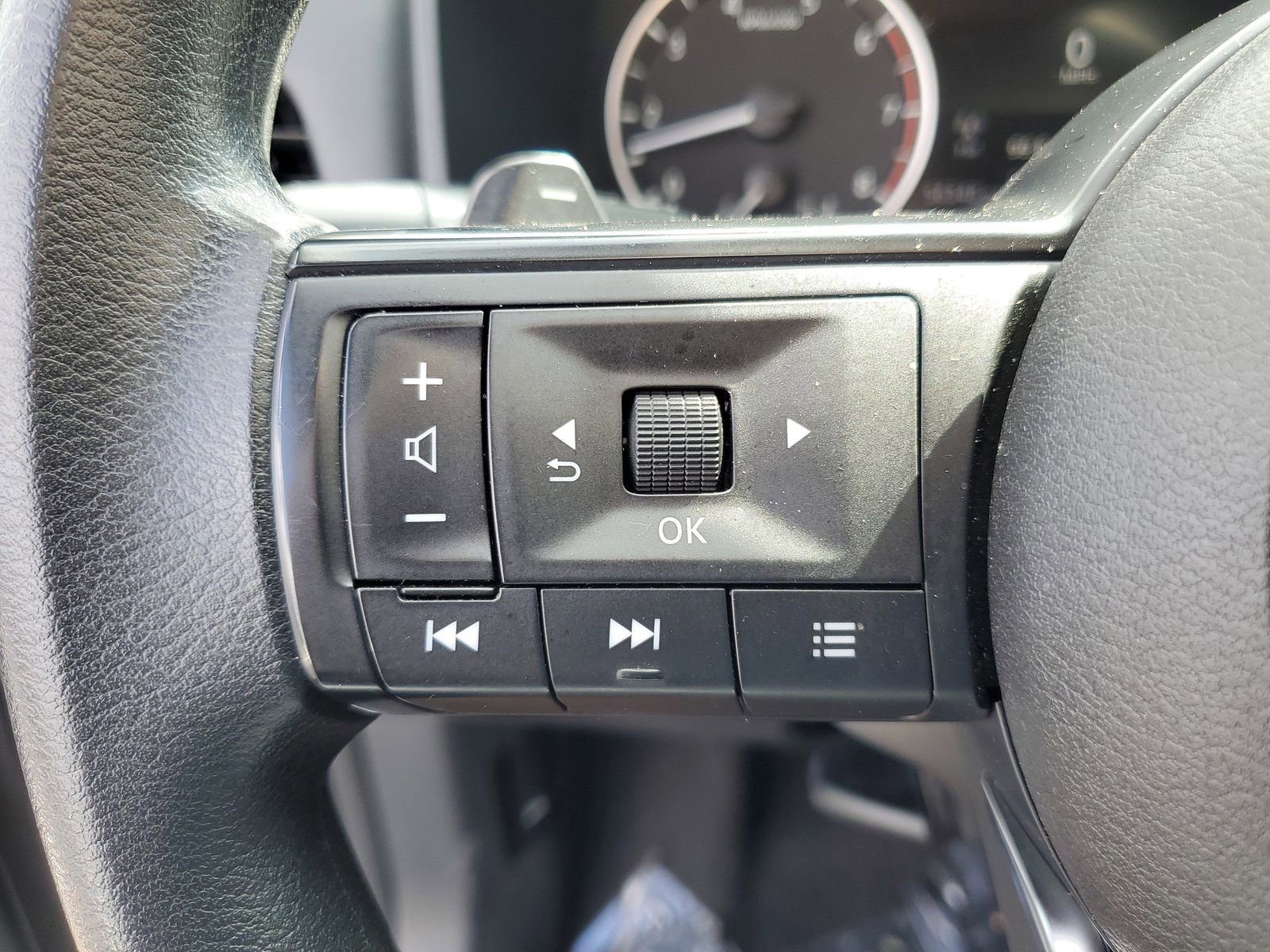 Used 2024 Nissan Rogue S image 11