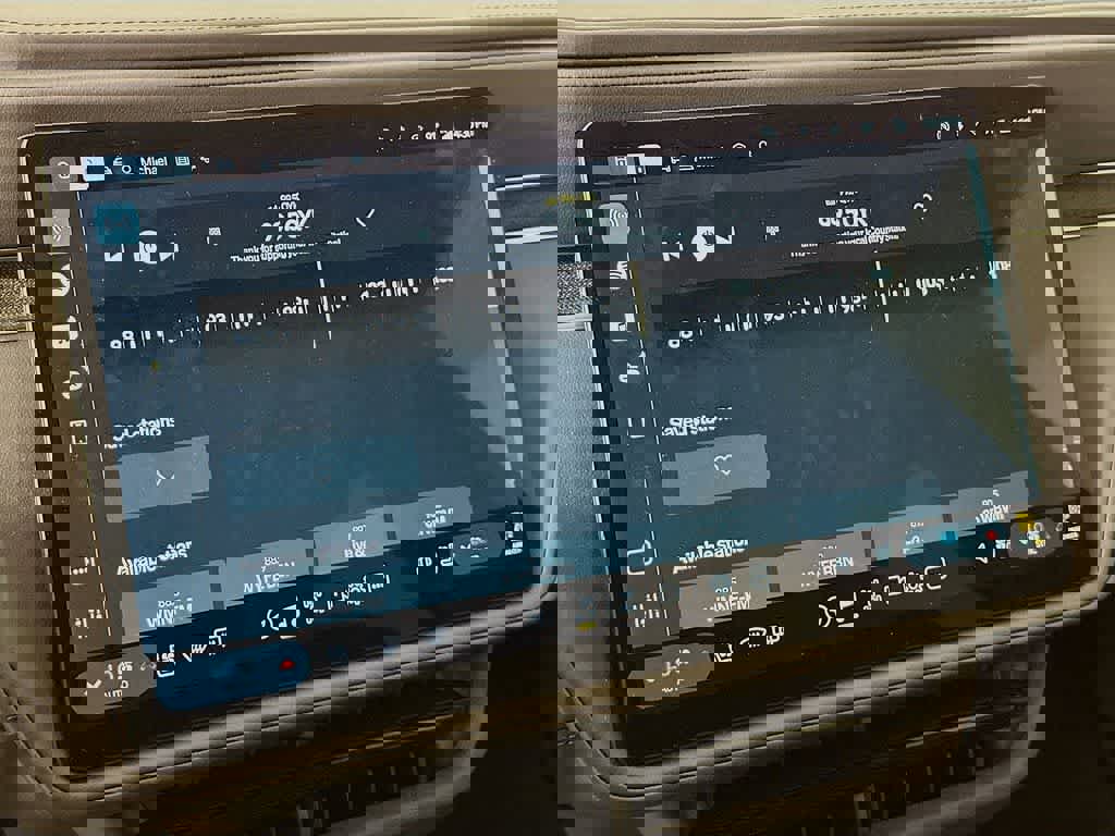 Used 2025 Rivian R1S Adventure image 16