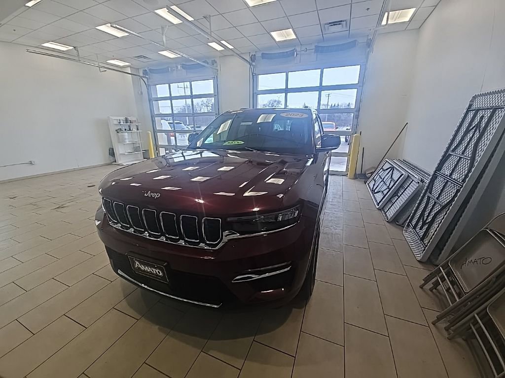 Used 2024 Jeep Grand Cherokee Limited image 1