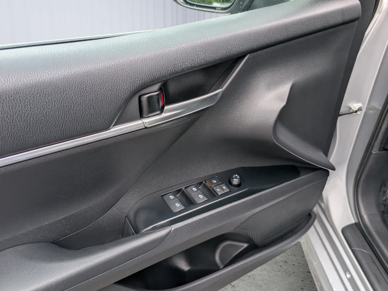 Used 2019 Toyota Camry SE w/ Carpet Mat Package FWD image 17