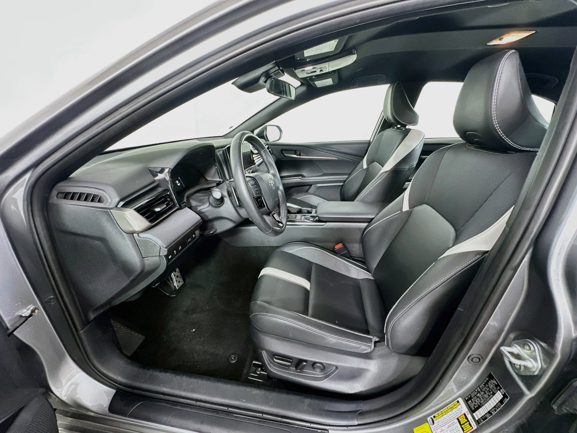 Used 2025 Toyota Camry SE FWD image 13