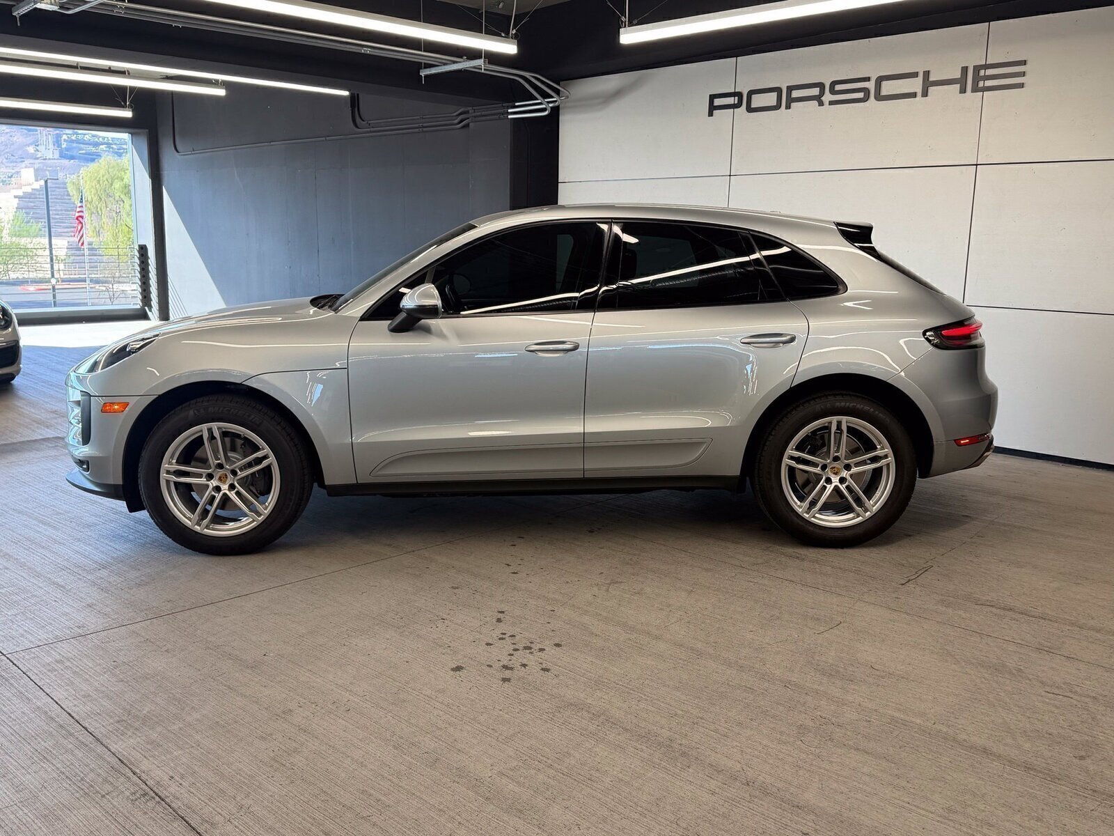 Certified 2019 Porsche Macan AWD/4WD image 2