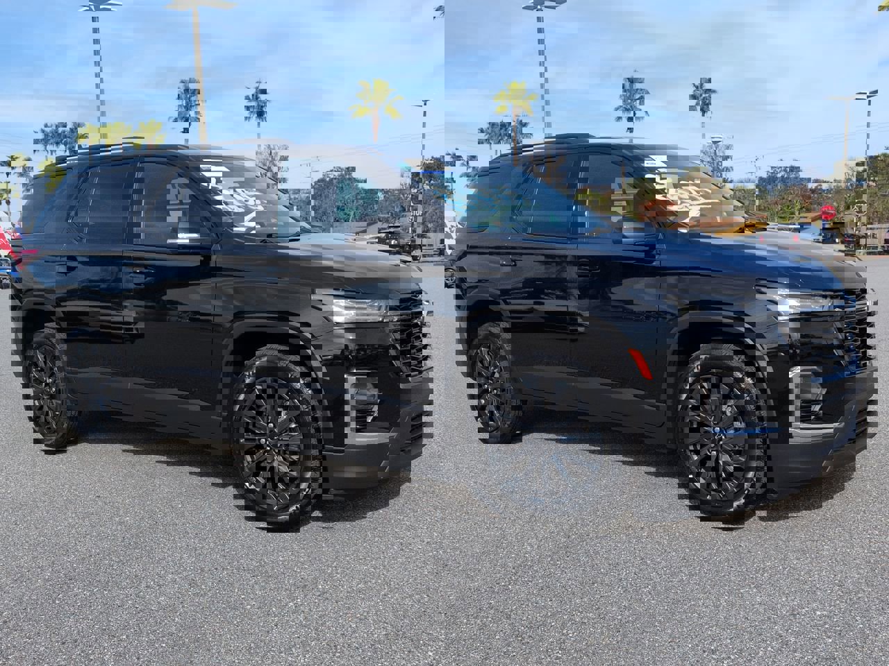 Used 2023 Chevrolet Traverse RS image 2