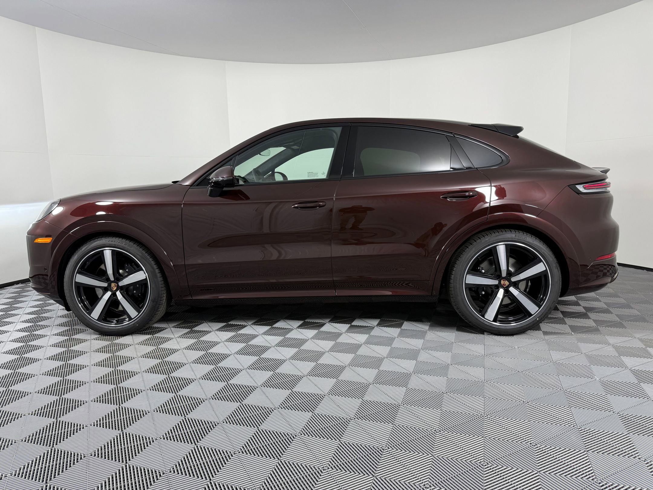 New 2026 Porsche Cayenne GTS image 2