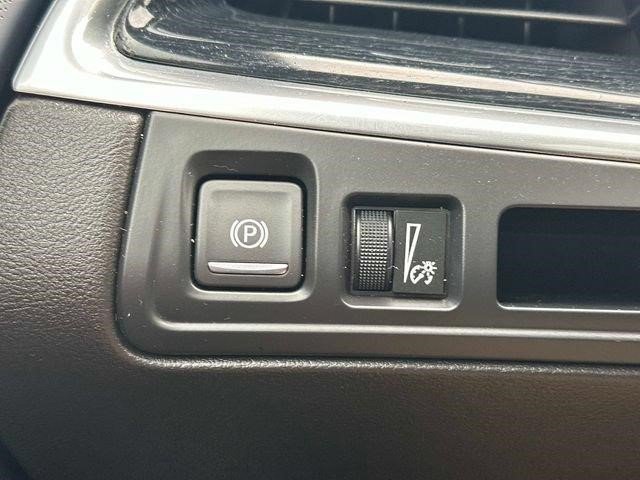 Certified 2025 Cadillac XT5 Premium Luxury w/ LPO, Floor Liner Package AWD/4WD image 25