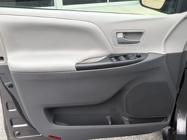 Used 2017 Toyota Sienna LE FWD image 12