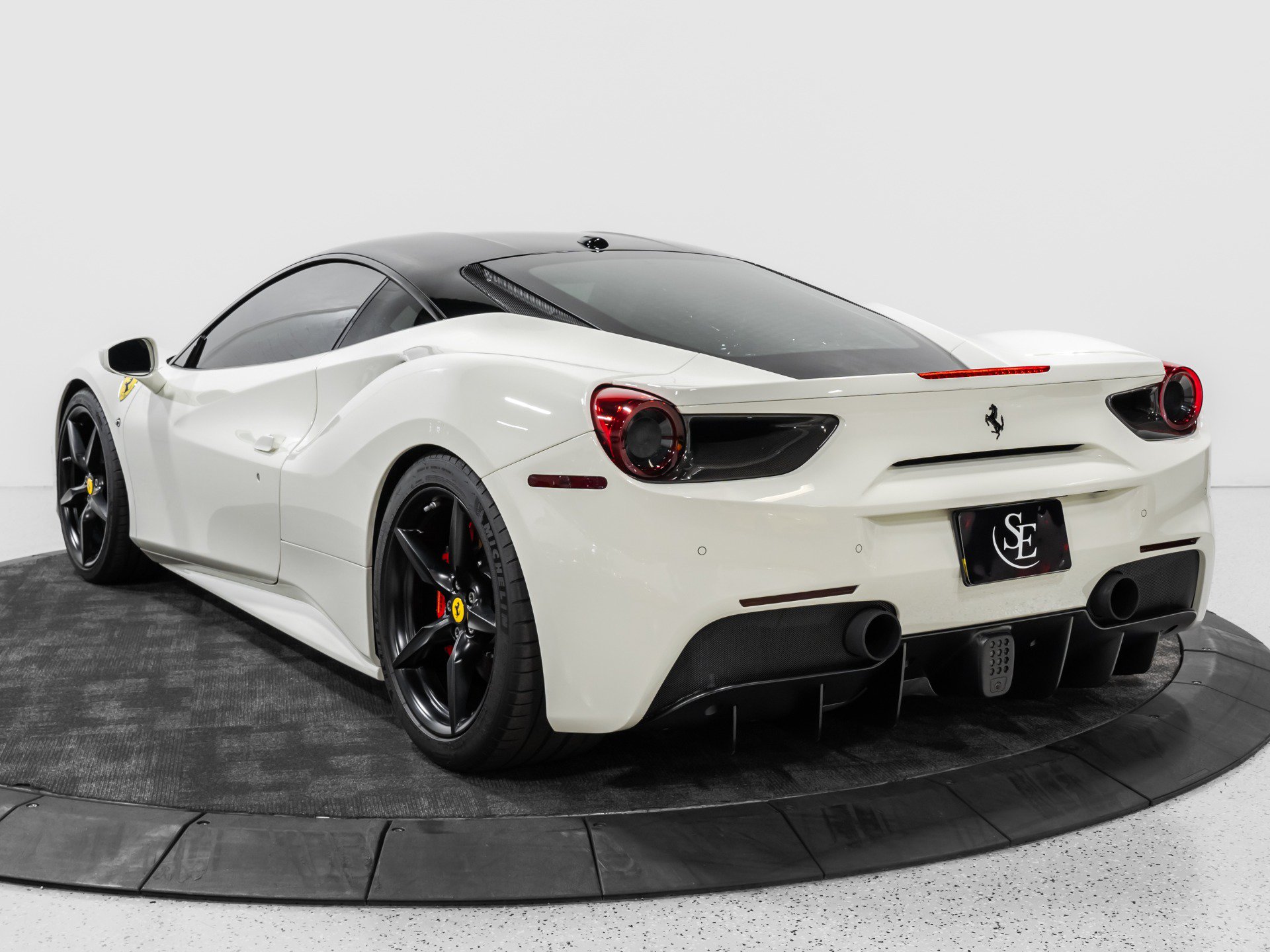 Used 2016 Ferrari 488 GTB RWD image 6