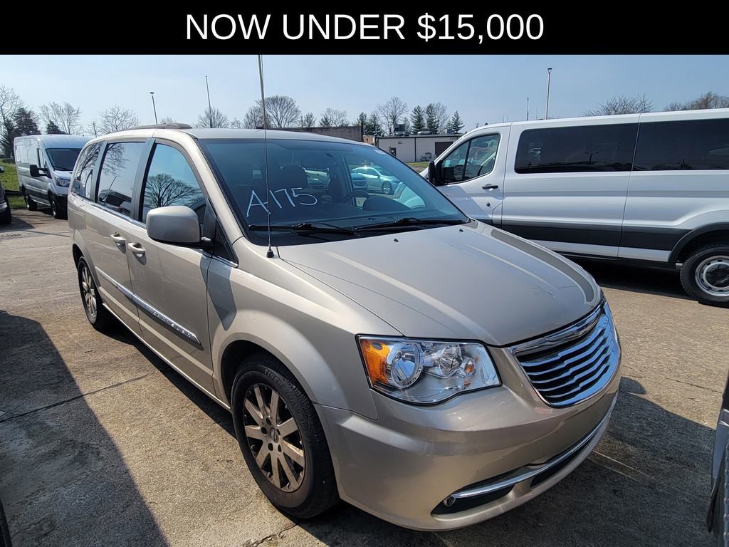 Used 2016 Chrysler Town & Country Touring image 2