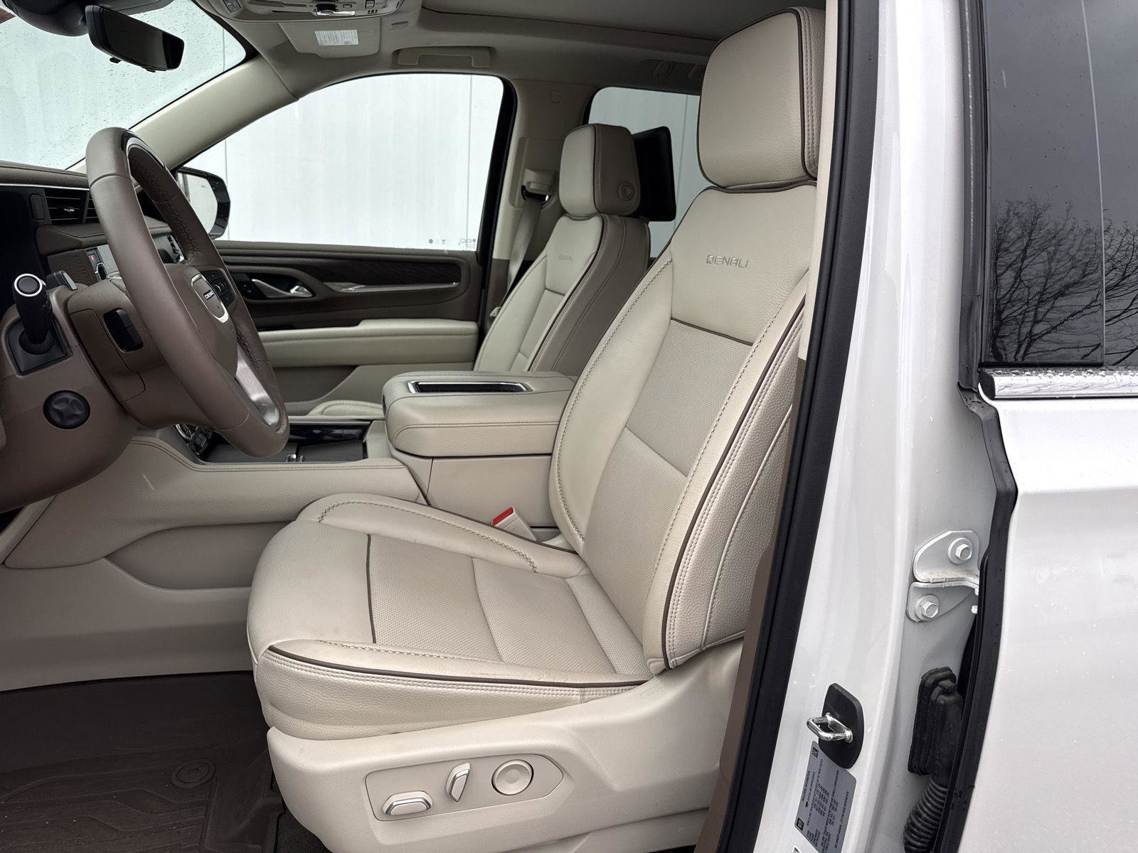 Used 2023 GMC Yukon XL Denali w/ Denali Reserve Package image 13