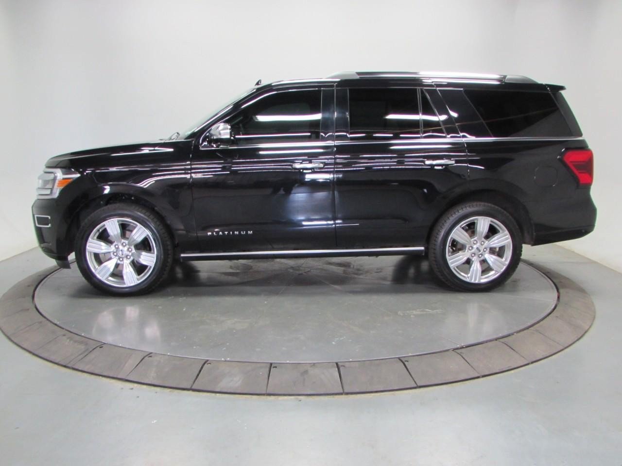 Certified 2024 Ford Expedition Platinum AWD/4WD image 4