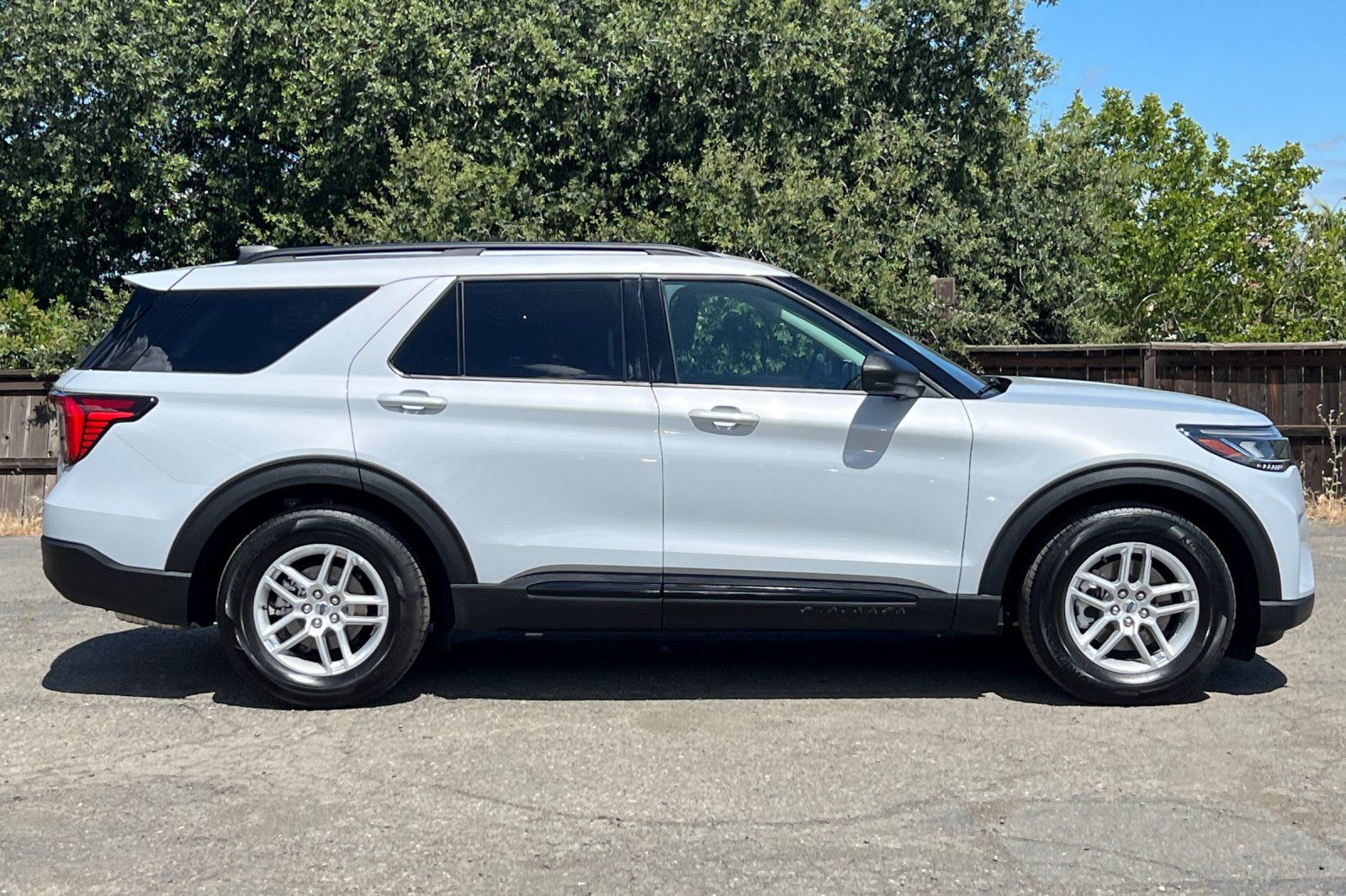 Used 2026 Ford Explorer Active RWD image 3