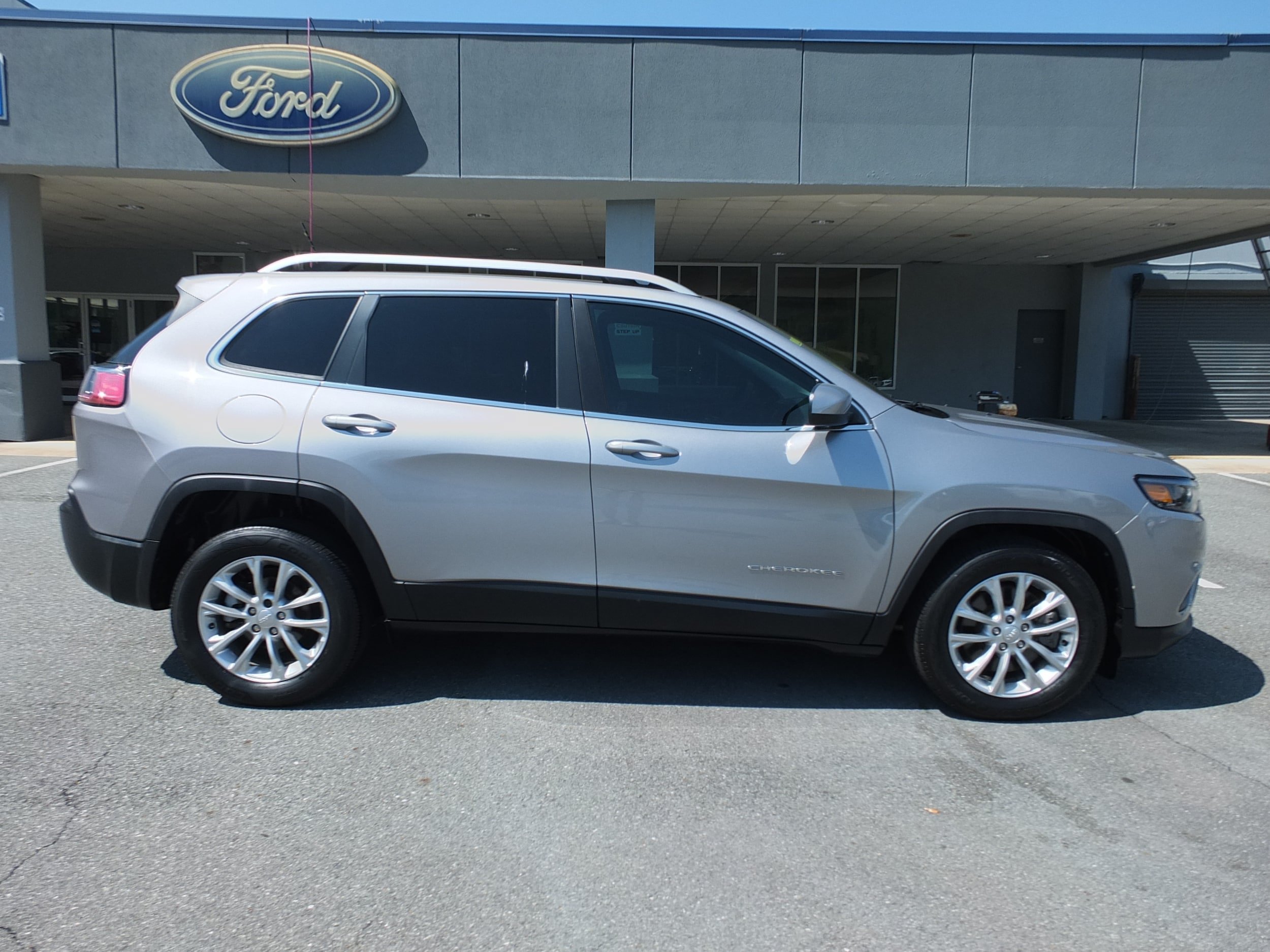 Used 2019 Jeep Cherokee Latitude w/ Popular Appearance Group FWD image 2