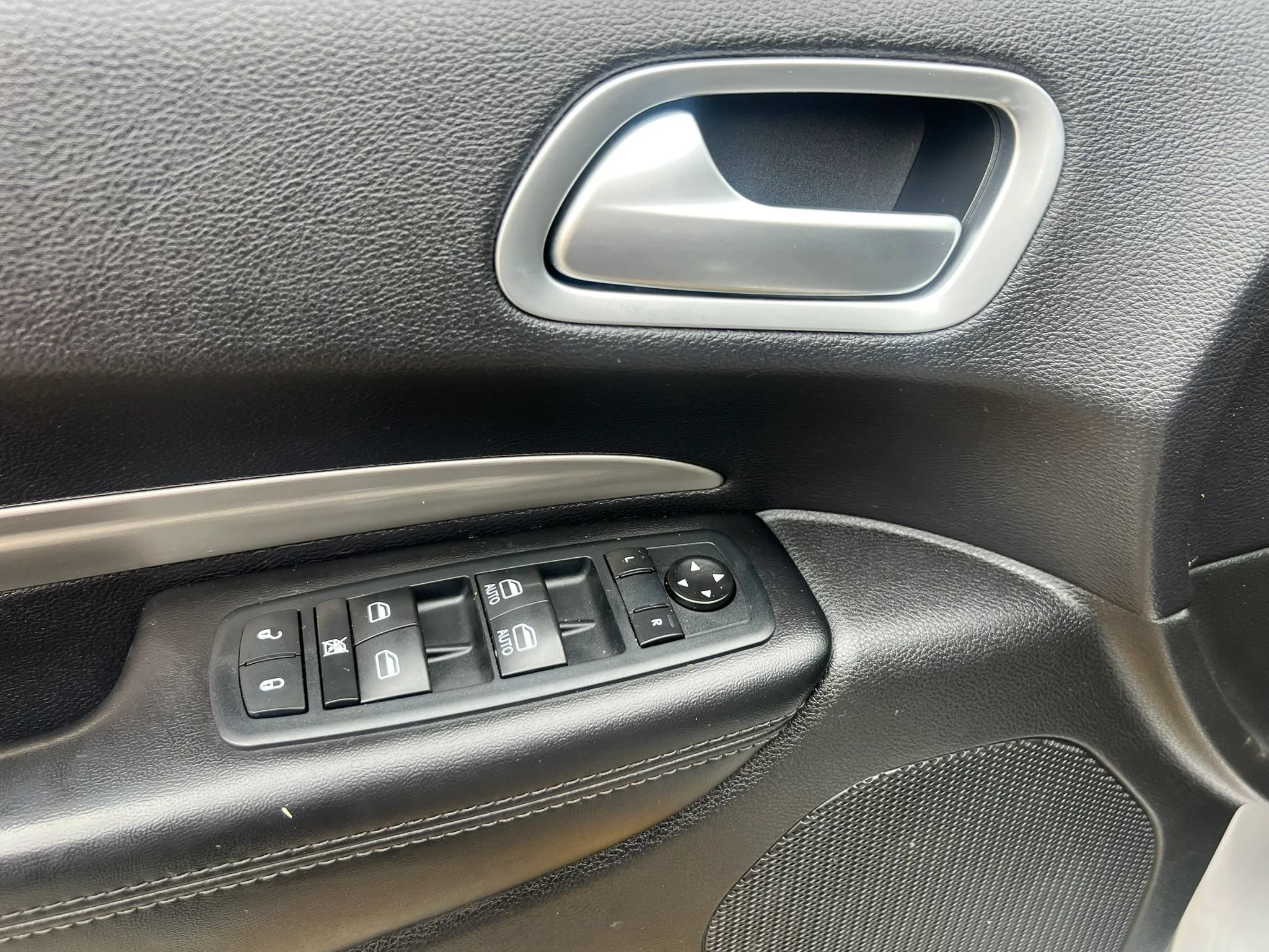 Used 2019 Dodge Durango SXT w/ 3rd Row Seating Group AWD/4WD image 12