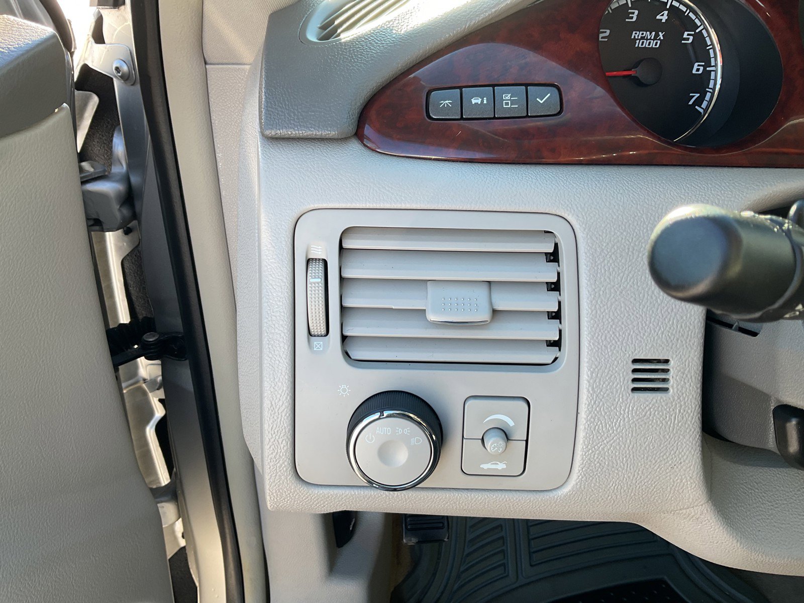 Used 2009 Buick Lucerne CXL image 27