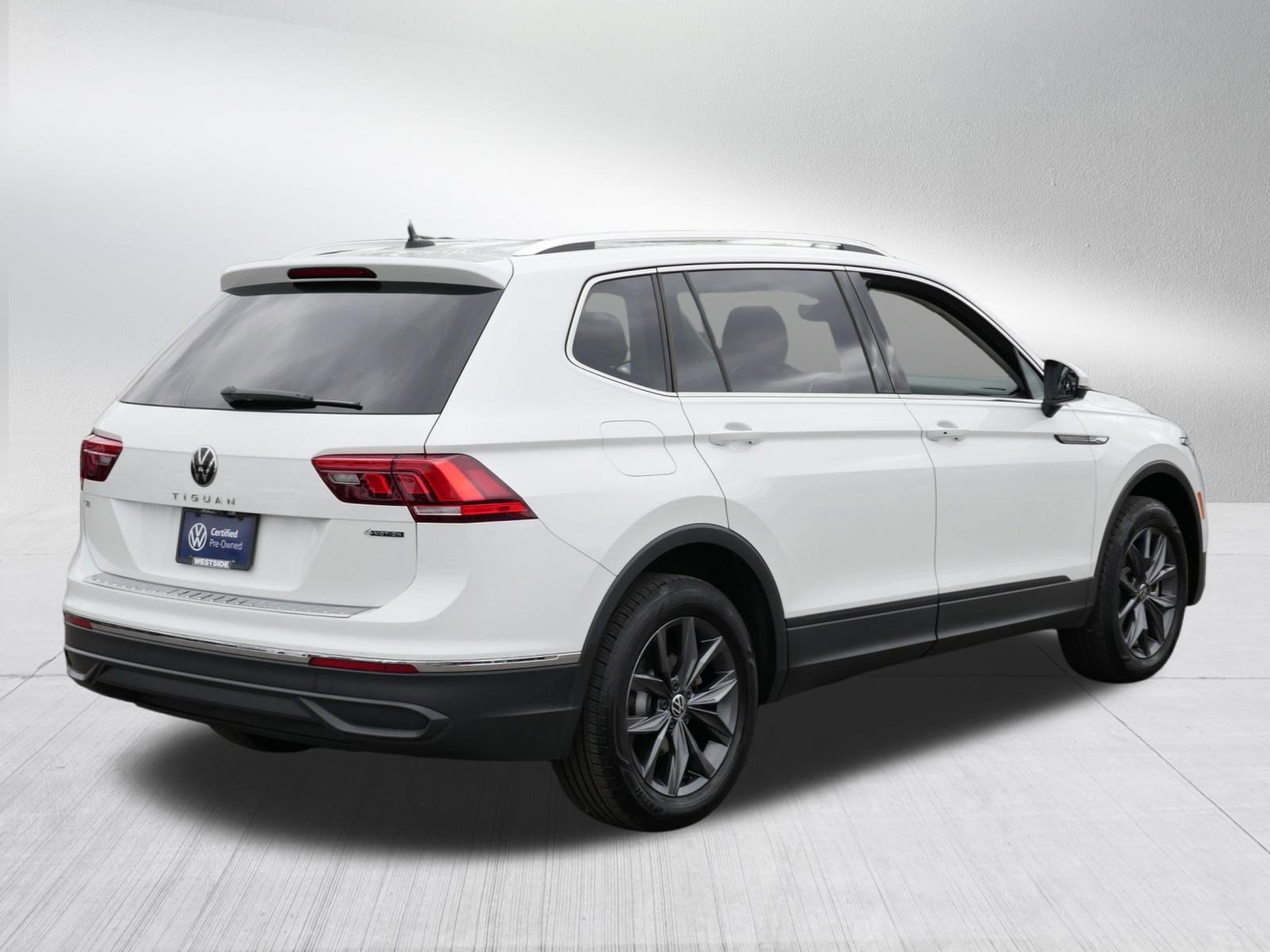 Certified 2023 Volkswagen Tiguan SE w/ Panoramic Sunroof Package AWD/4WD image 7