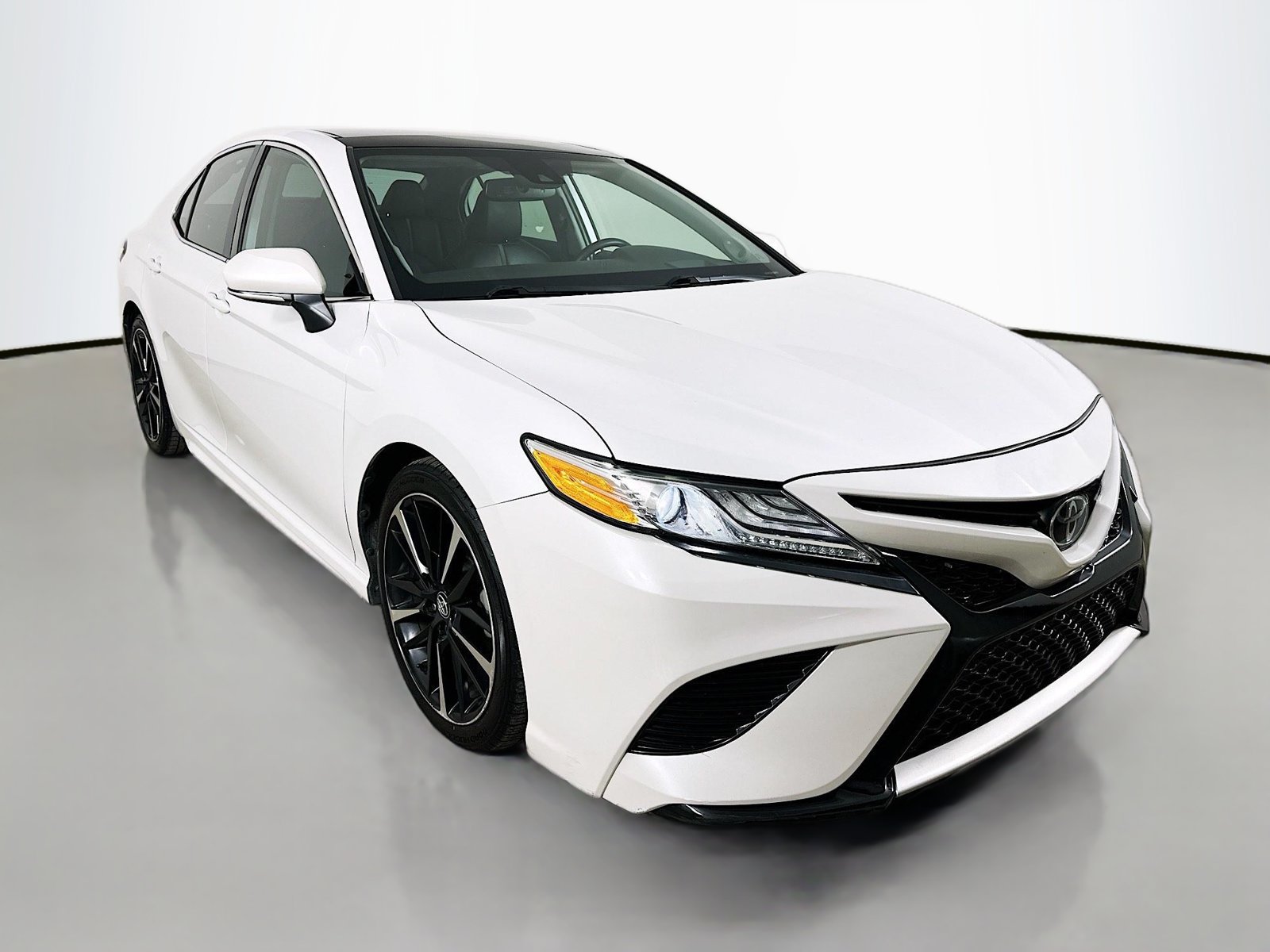 Used 2020 Toyota Camry XSE FWD image 3