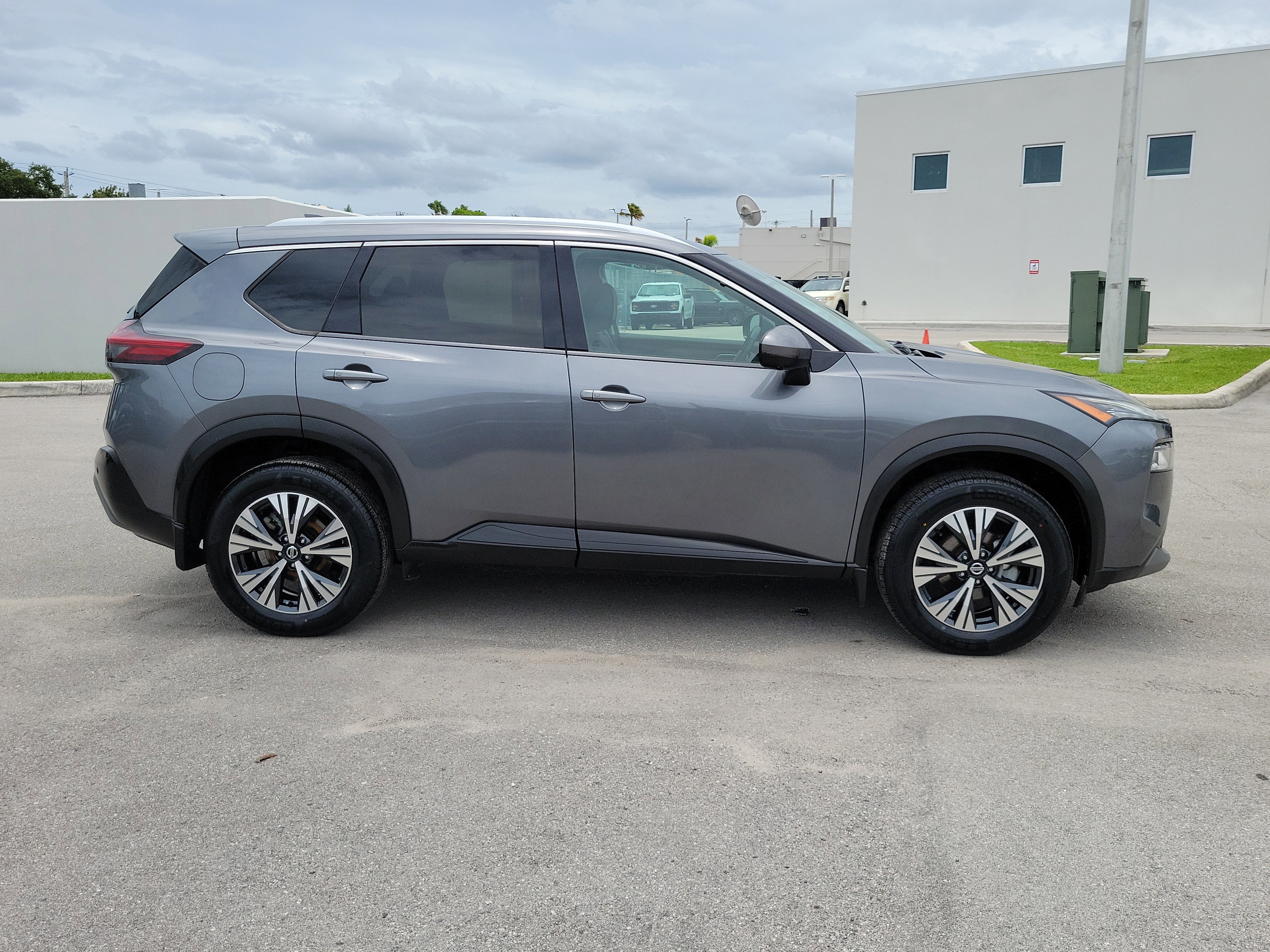 Used 2021 Nissan Rogue SV w/ Premium Package FWD image 4