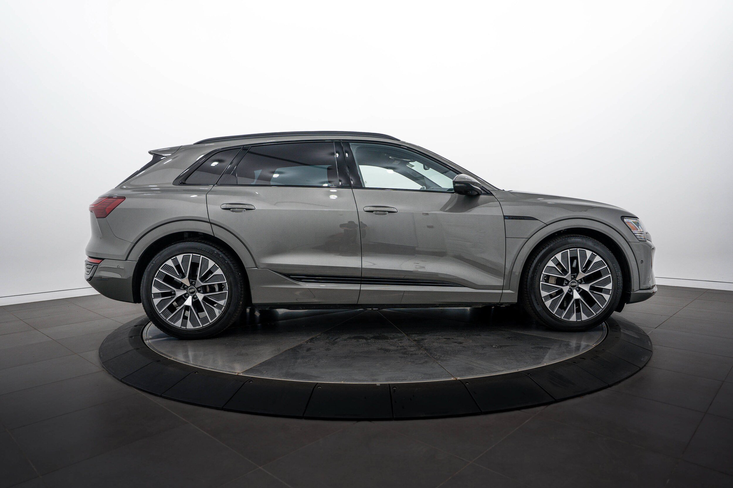 Certified 2024 Audi Q8 e-tron Prestige AWD/4WD image 3
