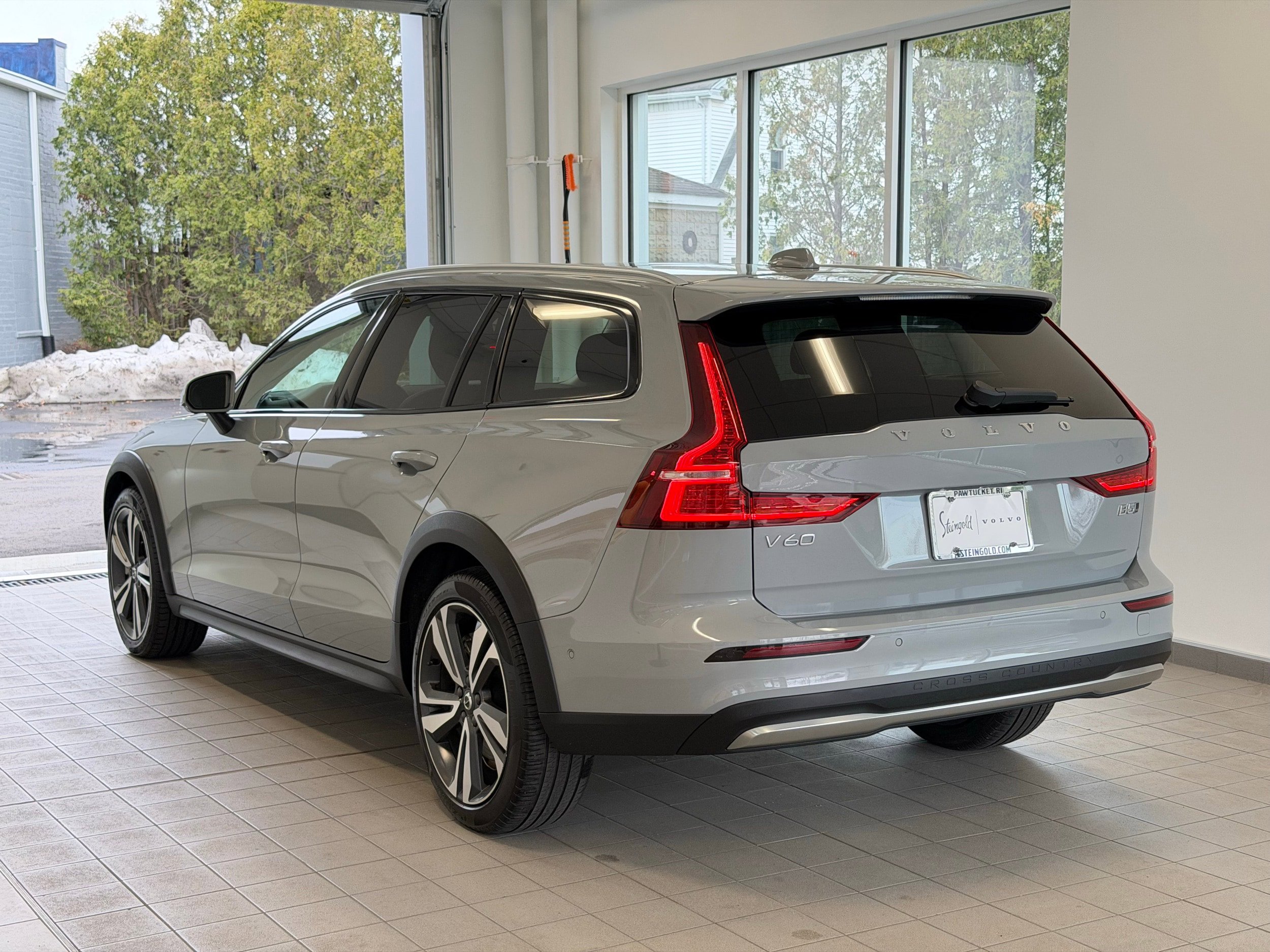 Certified 2025 Volvo V60 B5 Cross Country Plus AWD/4WD image 9