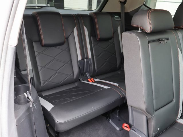 Used 2025 Volkswagen Atlas Peak Edition SE AWD/4WD image 14