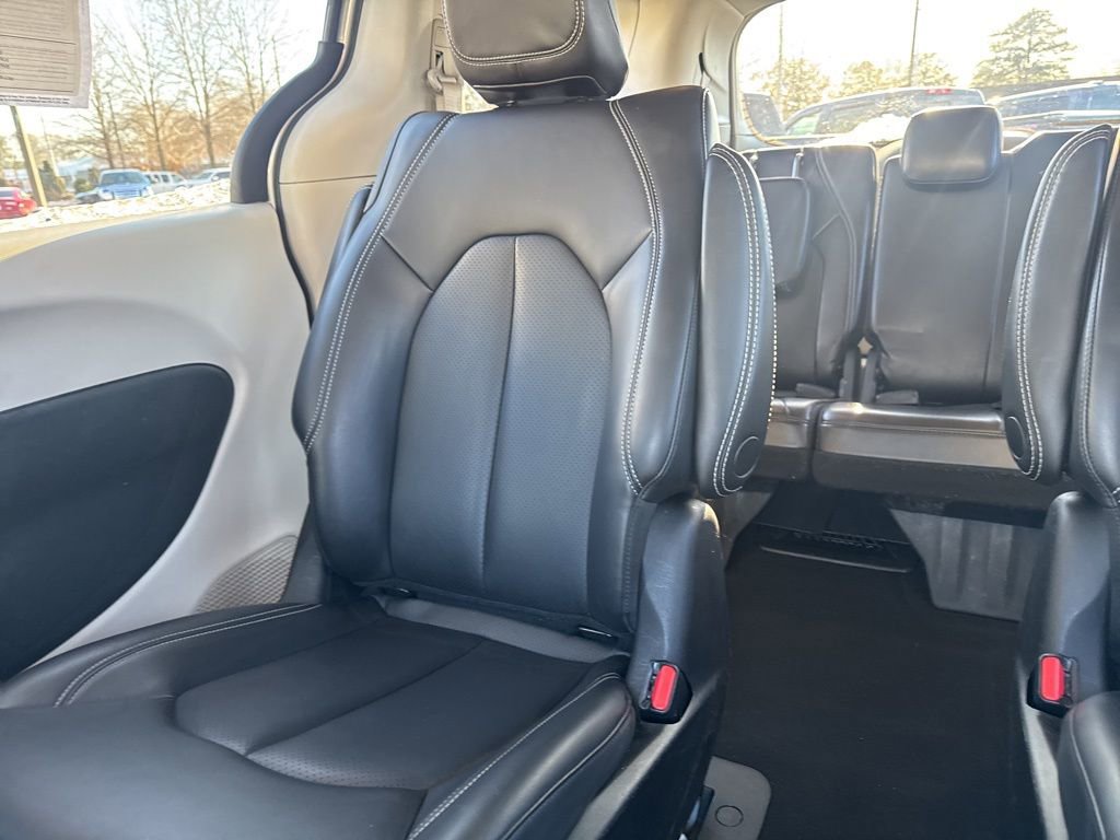 Used 2023 Chrysler Pacifica Touring-L image 12
