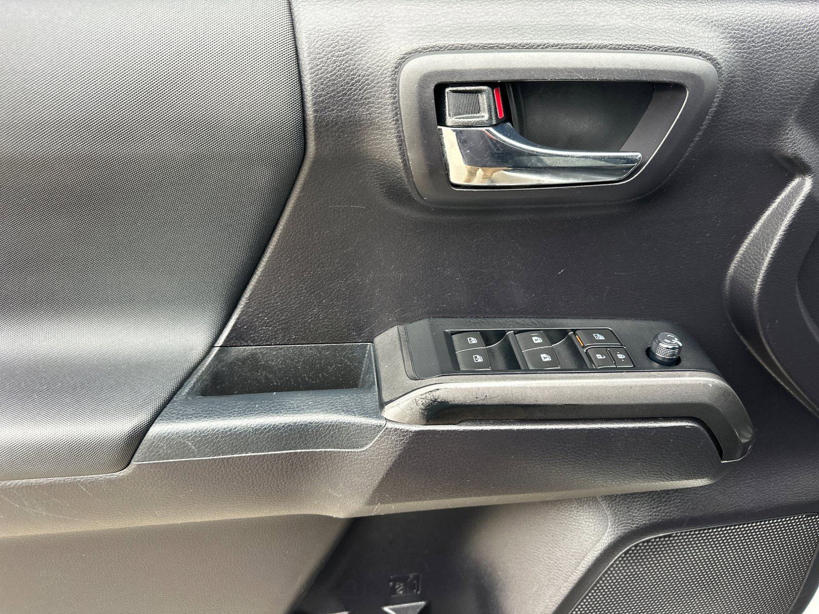 Used 2020 Toyota Tacoma TRD Off-Road image 10