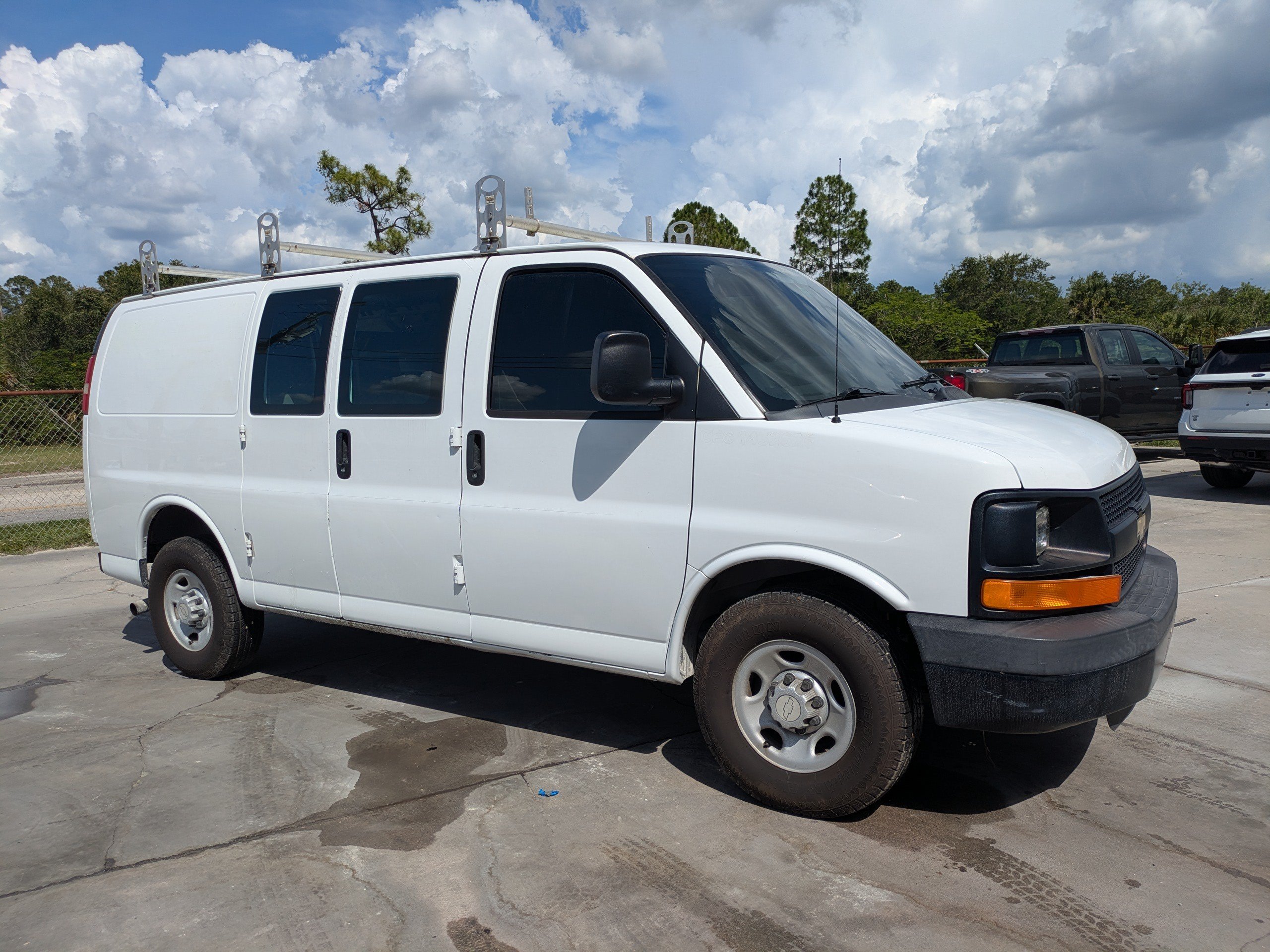 Used 2016 Chevrolet Express 2500 RWD image 2
