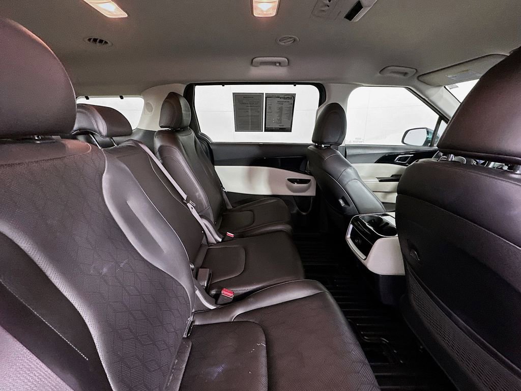 Used 2022 Kia Carnival EX image 30
