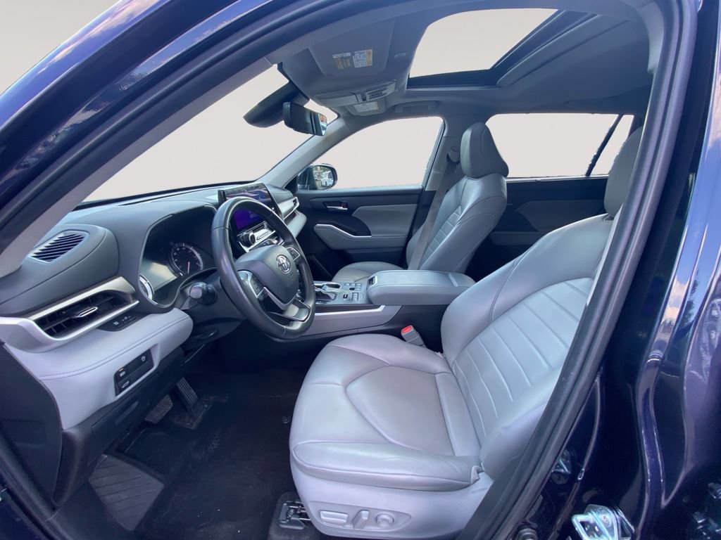 Used 2024 Toyota Highlander XLE AWD/4WD image 8