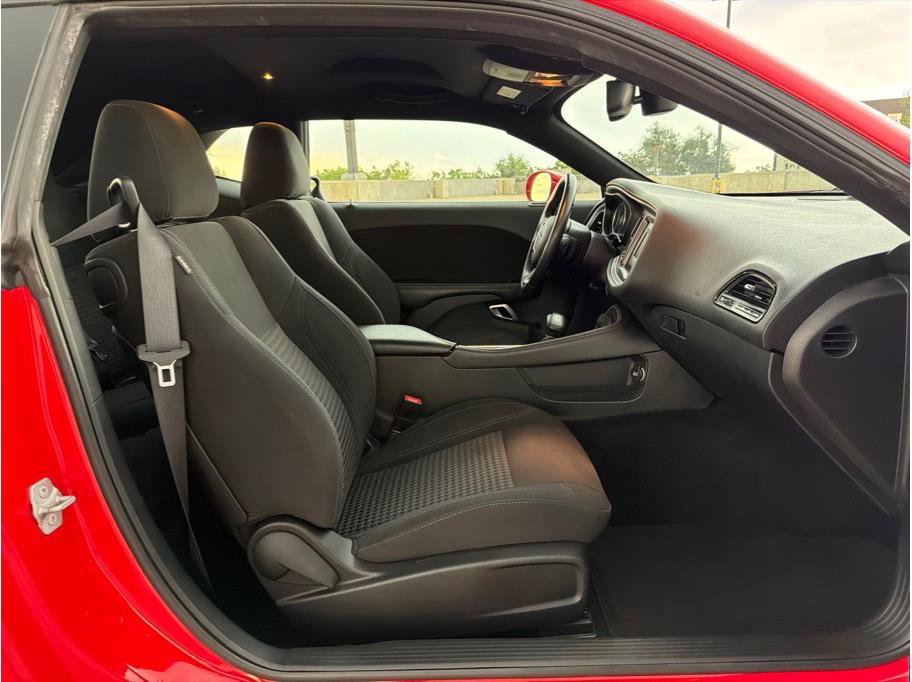 Used 2016 Dodge Challenger SXT RWD image 13