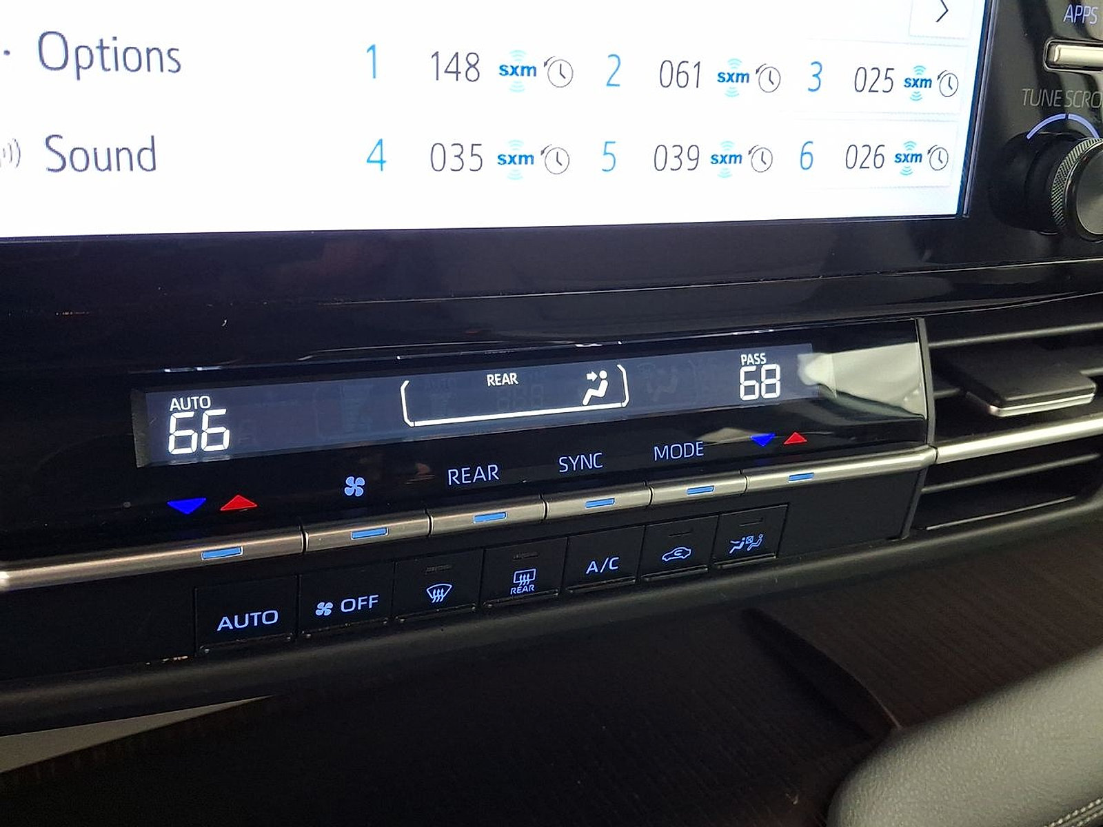 Used 2024 Toyota Sienna LE FWD image 22