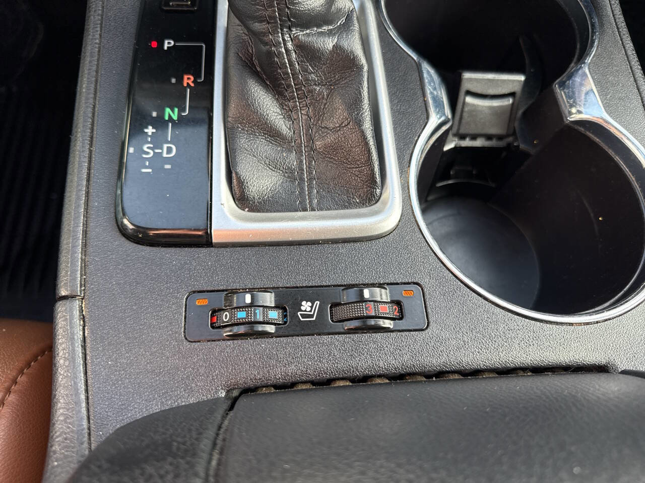 Used 2019 Toyota Highlander Limited AWD 4dr SUV image 8