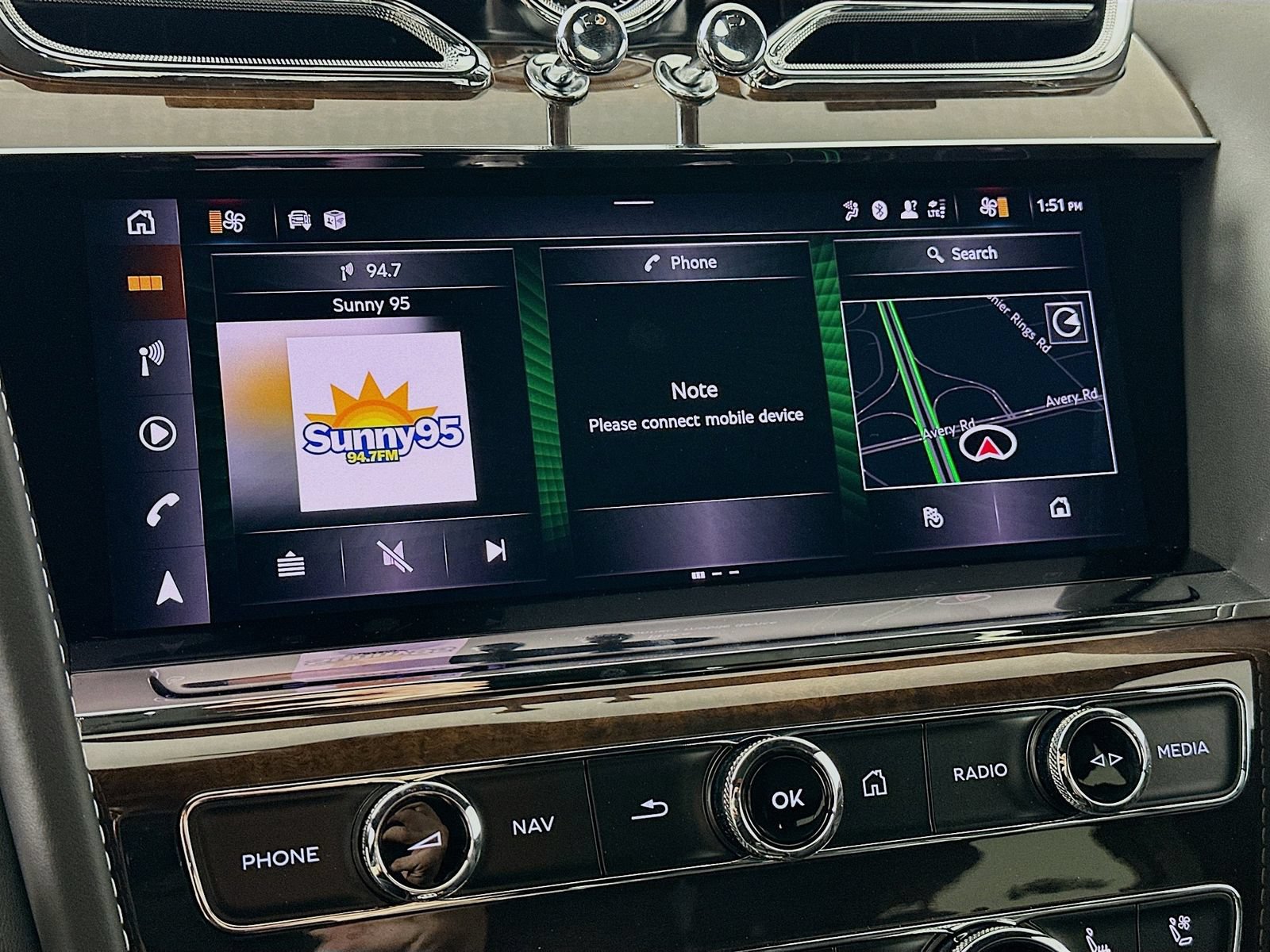 Used 2022 Bentley Bentayga AWD/4WD image 22