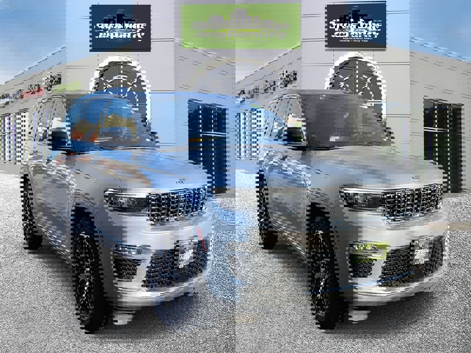 Used 2023 Jeep Grand Cherokee Summit image 4