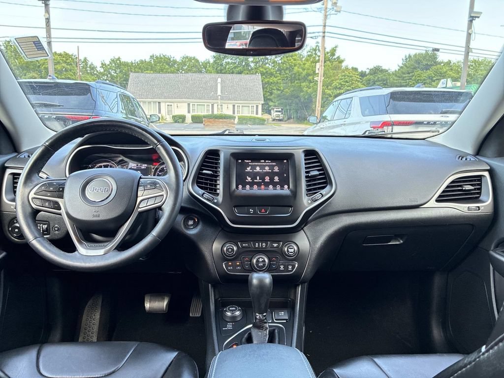 Used 2019 Jeep Cherokee Latitude Plus w/ Comfort/Convenience Group AWD/4WD image 18
