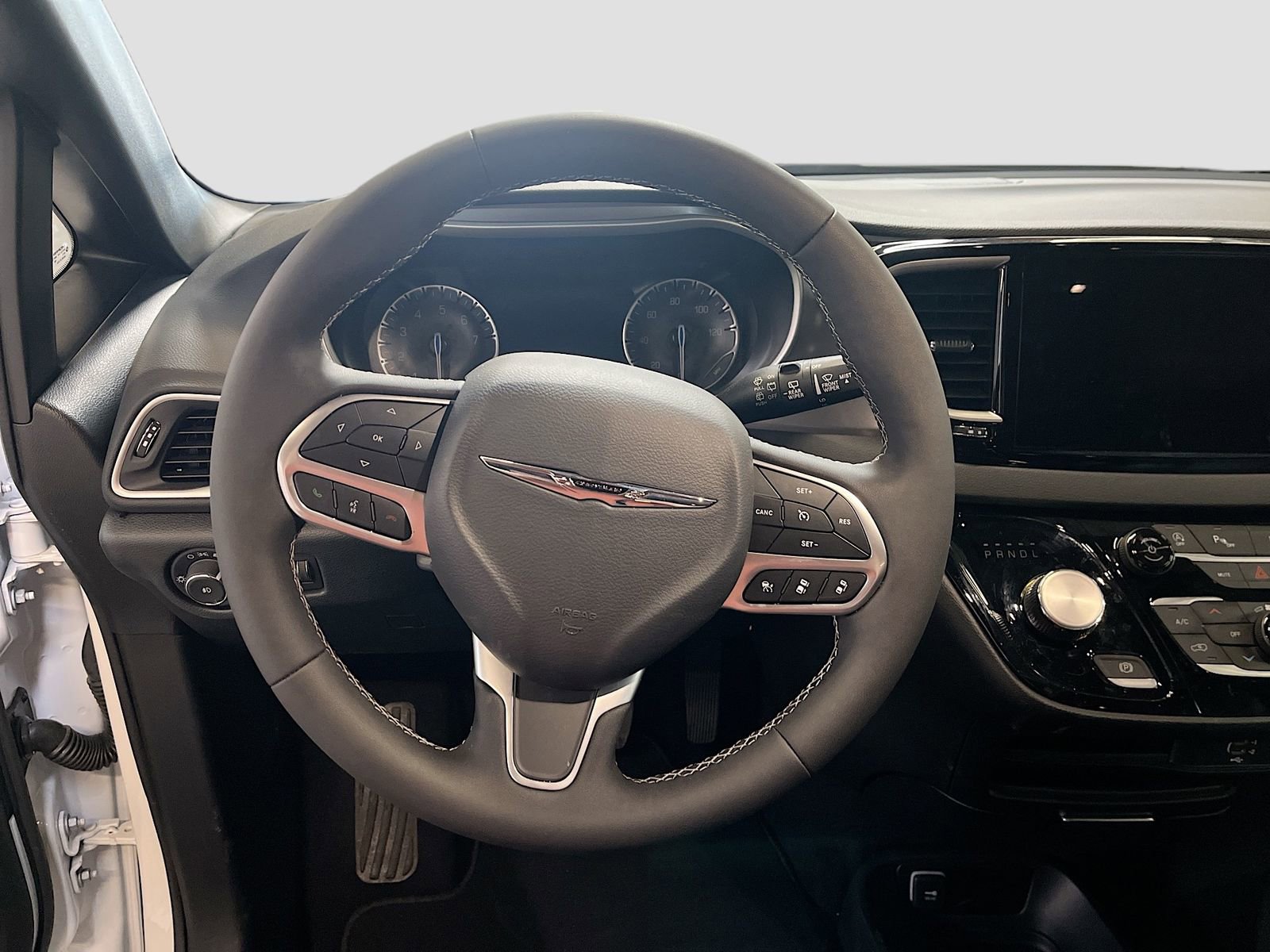 Used 2026 Chrysler Pacifica Select image 11