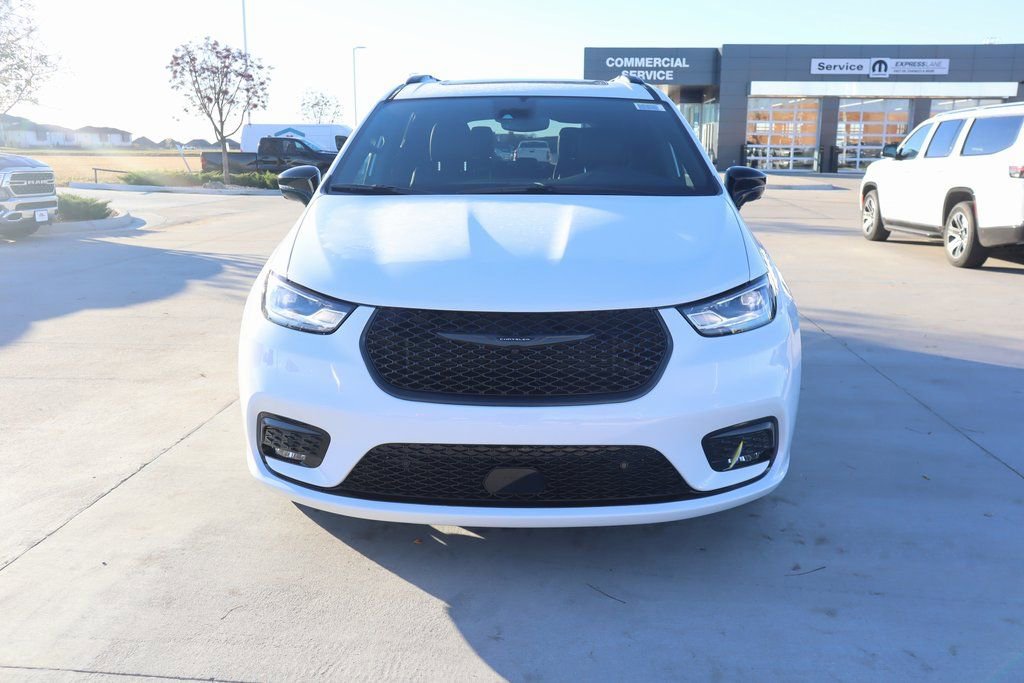 New 2026 Chrysler Pacifica Limited w/ Uconnect Theater Family Group image 9