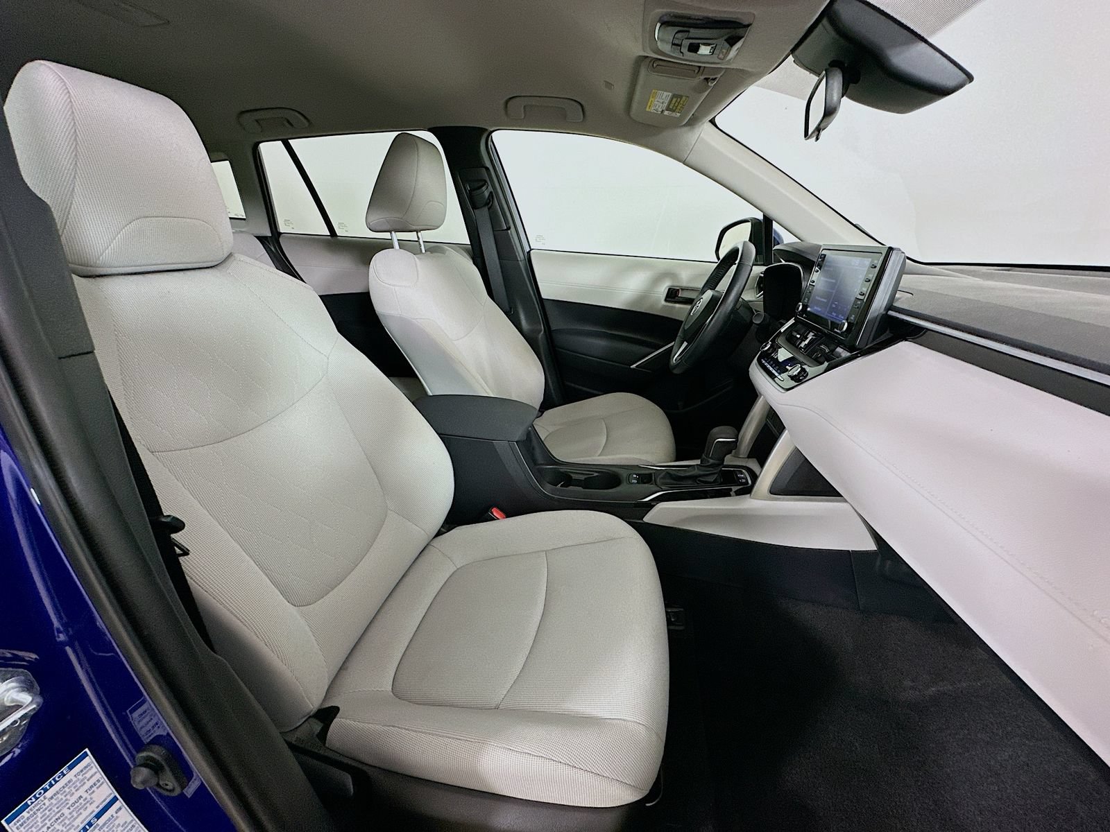 Used 2022 Toyota Corolla Cross LE AWD/4WD image 41